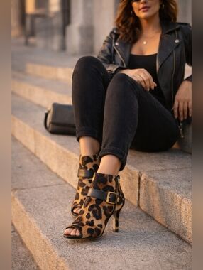 Louise et Cie Leopard Calf Hair Peep Toe Ankle Booties Heels 9.5M Statement Heel